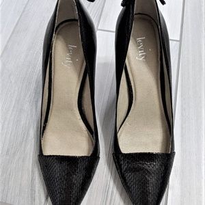 Levity Jalone Black Leather Pumps